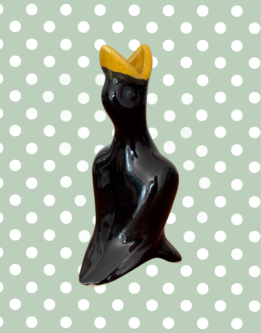 Side view showing streamlined wing detail of black ceramic pie bird