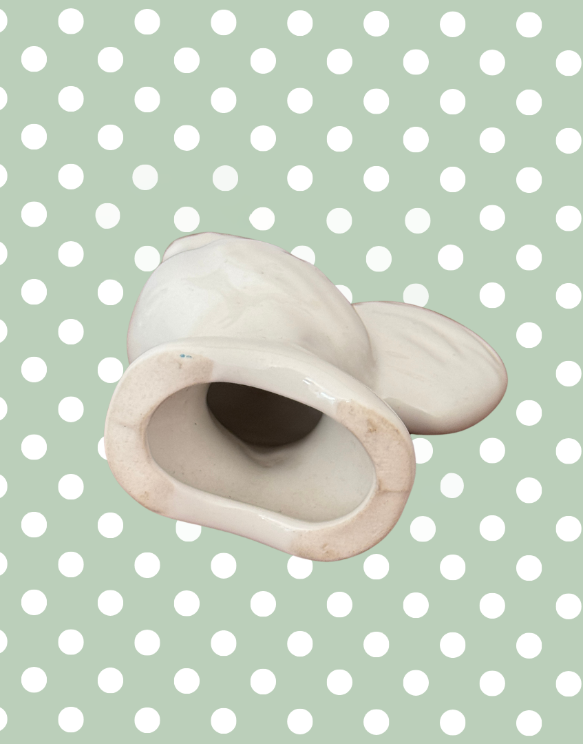 Base of white ceramic bird shaped baking tool
