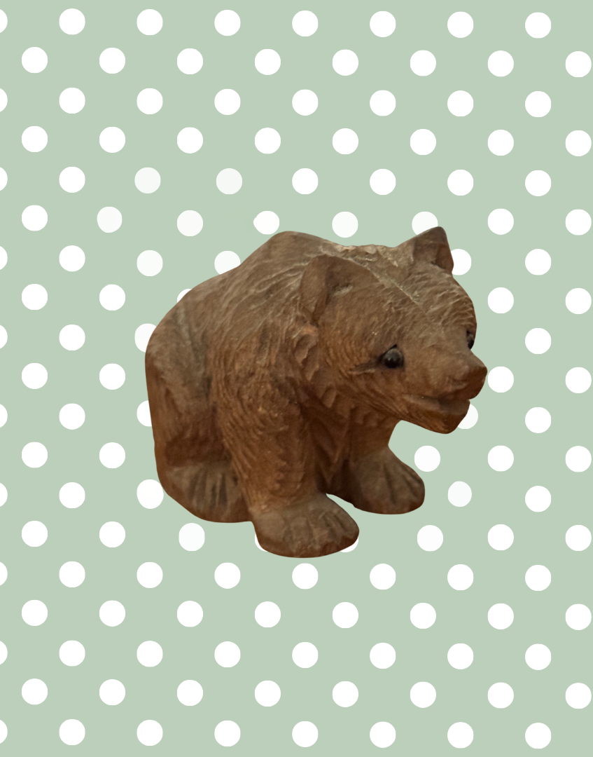 1930s Black Forest carved wooden bear sitting with glass eyes front view