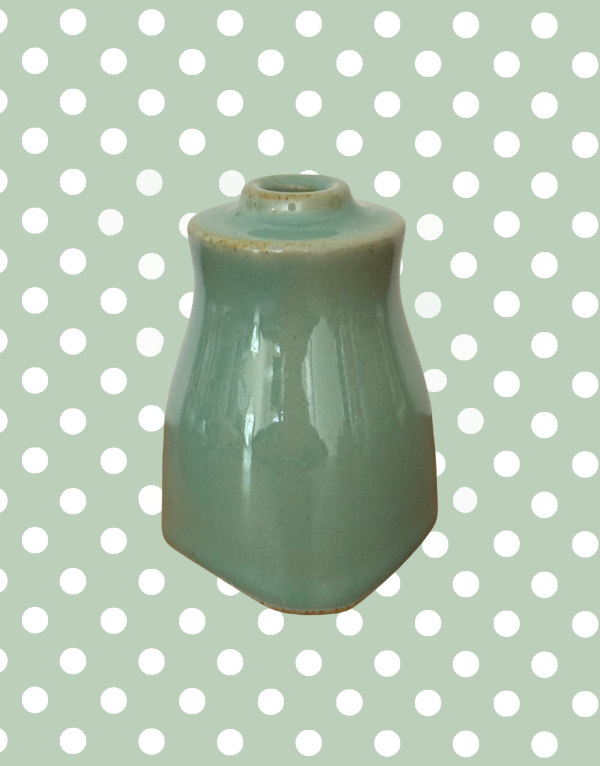 Side profile of vintage Denby Manor Green ceramic pie vent.