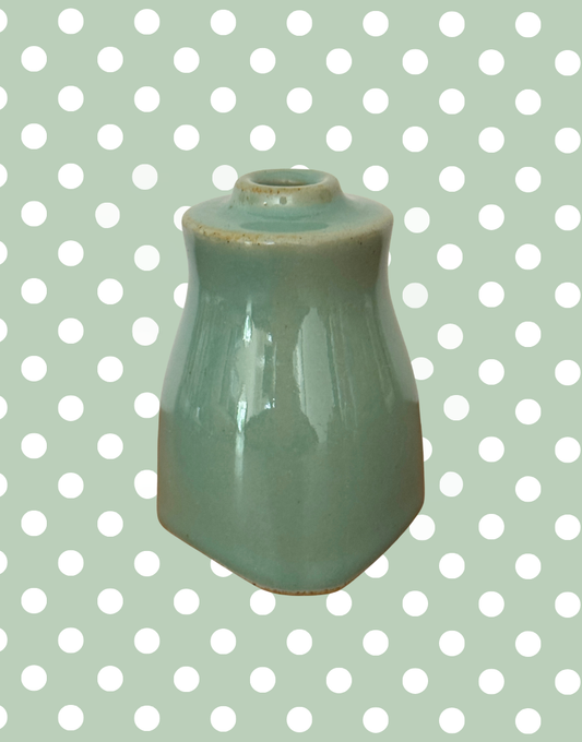 Side profile of vintage Denby Manor Green ceramic pie vent.