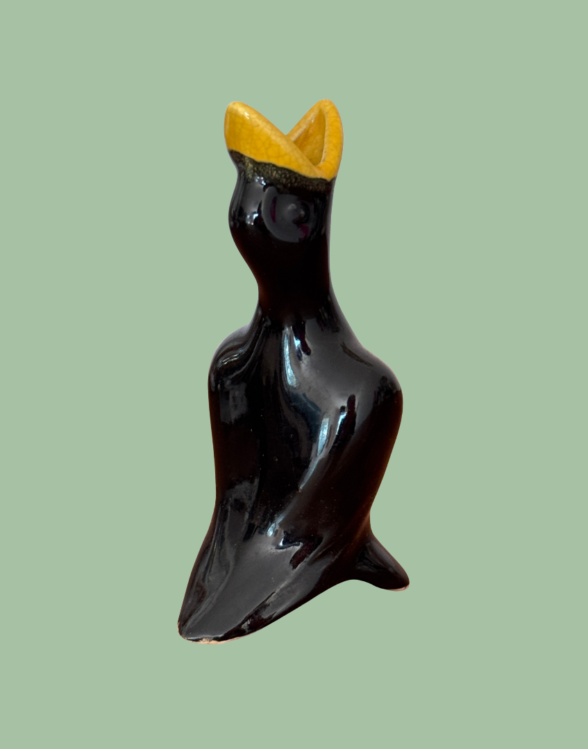 Side view showing streamlined wing detail of black ceramic pie bird