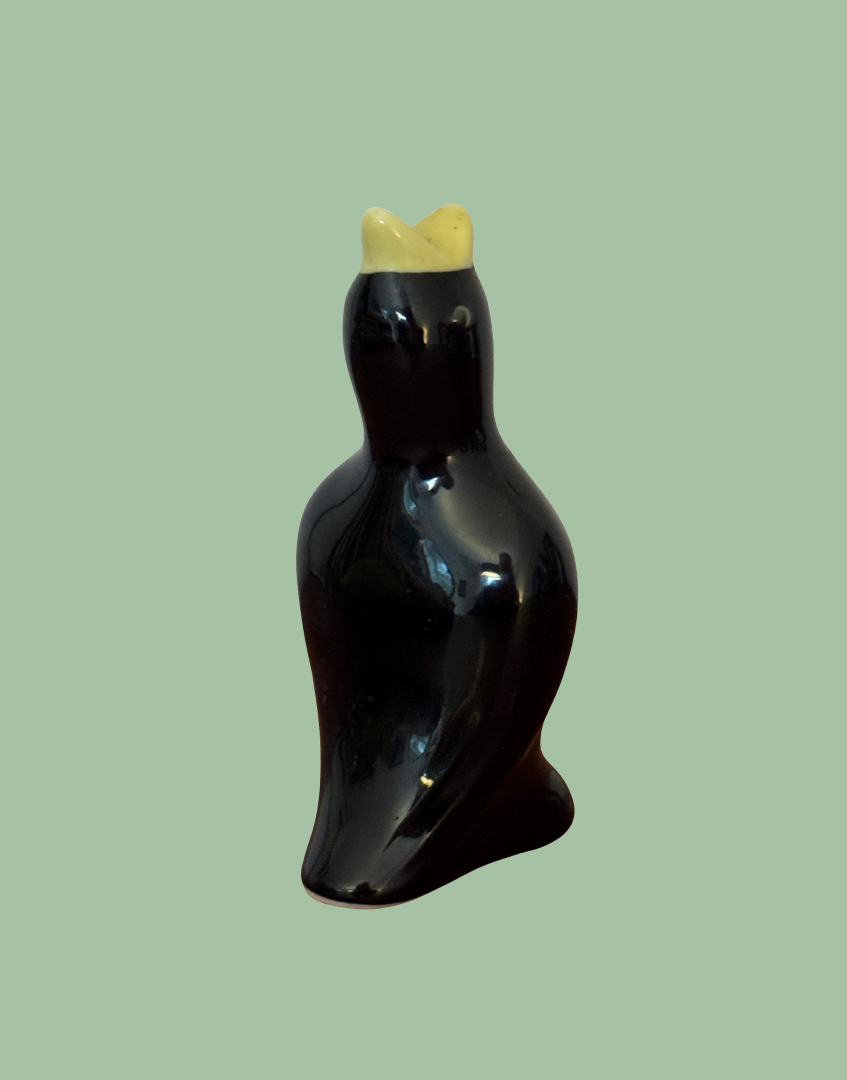 glossy black traditional pie baking tool with yellow beak