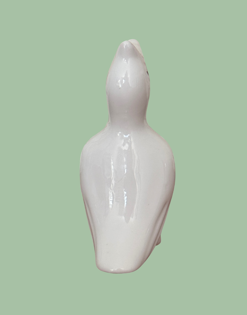 Back view of glossy white pie bird ceramic kitchen bakeware collectable