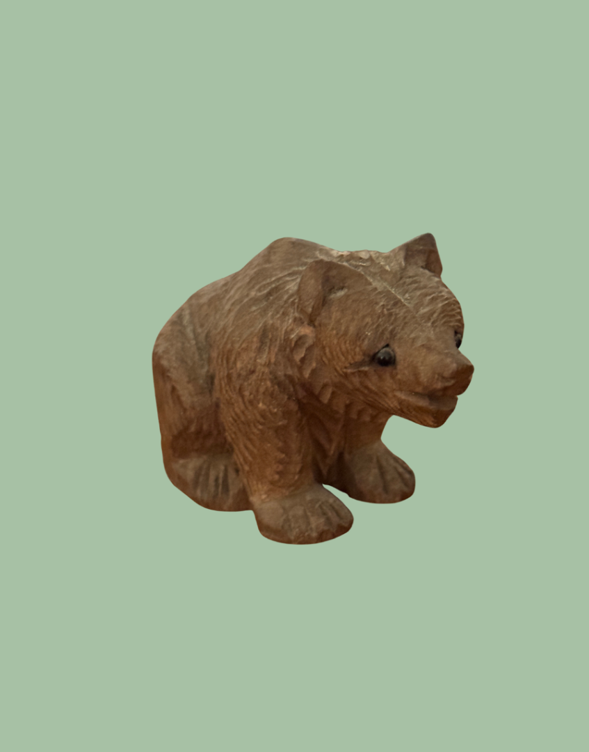 1930s Black Forest carved wooden bear sitting with glass eyes front view