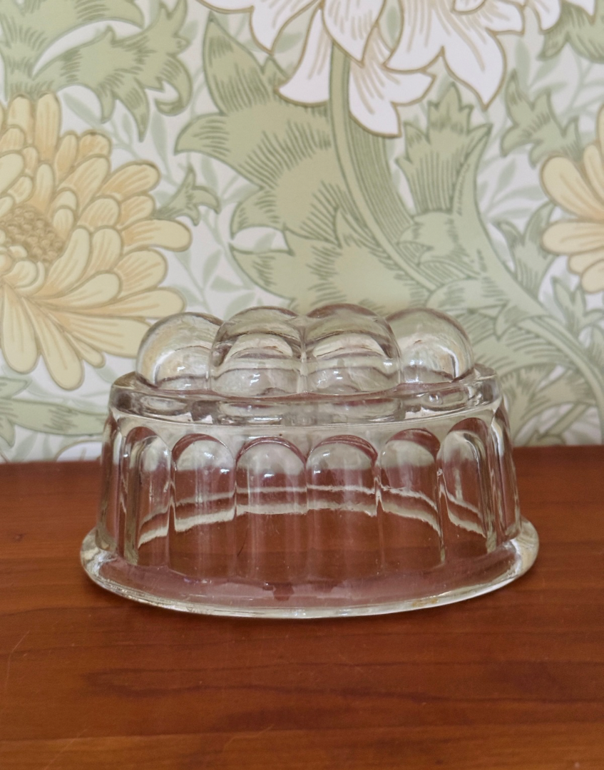 Medium Vintage Clear Glass Jelly , Pudding & Blancmange Mould